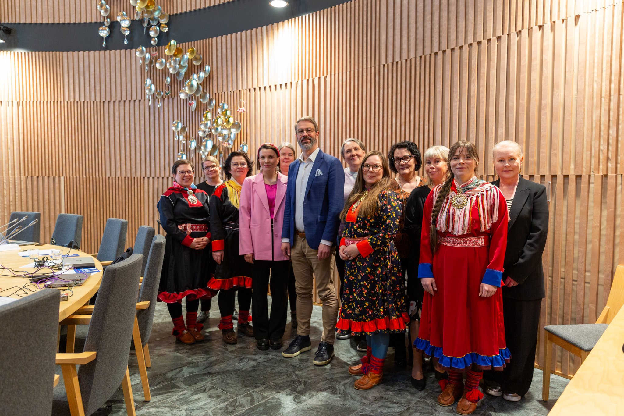 GD7A5935 Yhteiskuvassa Saamelaiskäräjien ja Kelan edustajia.