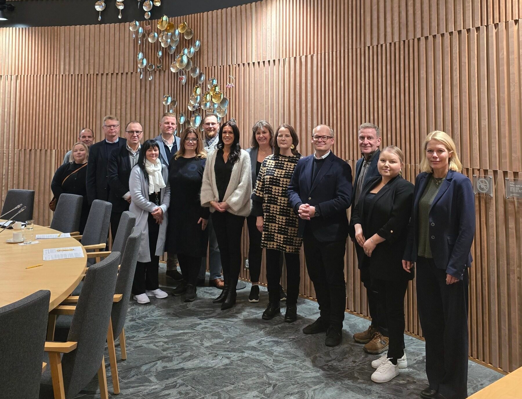 20251028_145135 Parlamenttisali Soljussa tapaamiseen osallistuneet valtiosihteerit ja Saamelaiskäräjien edustajat.