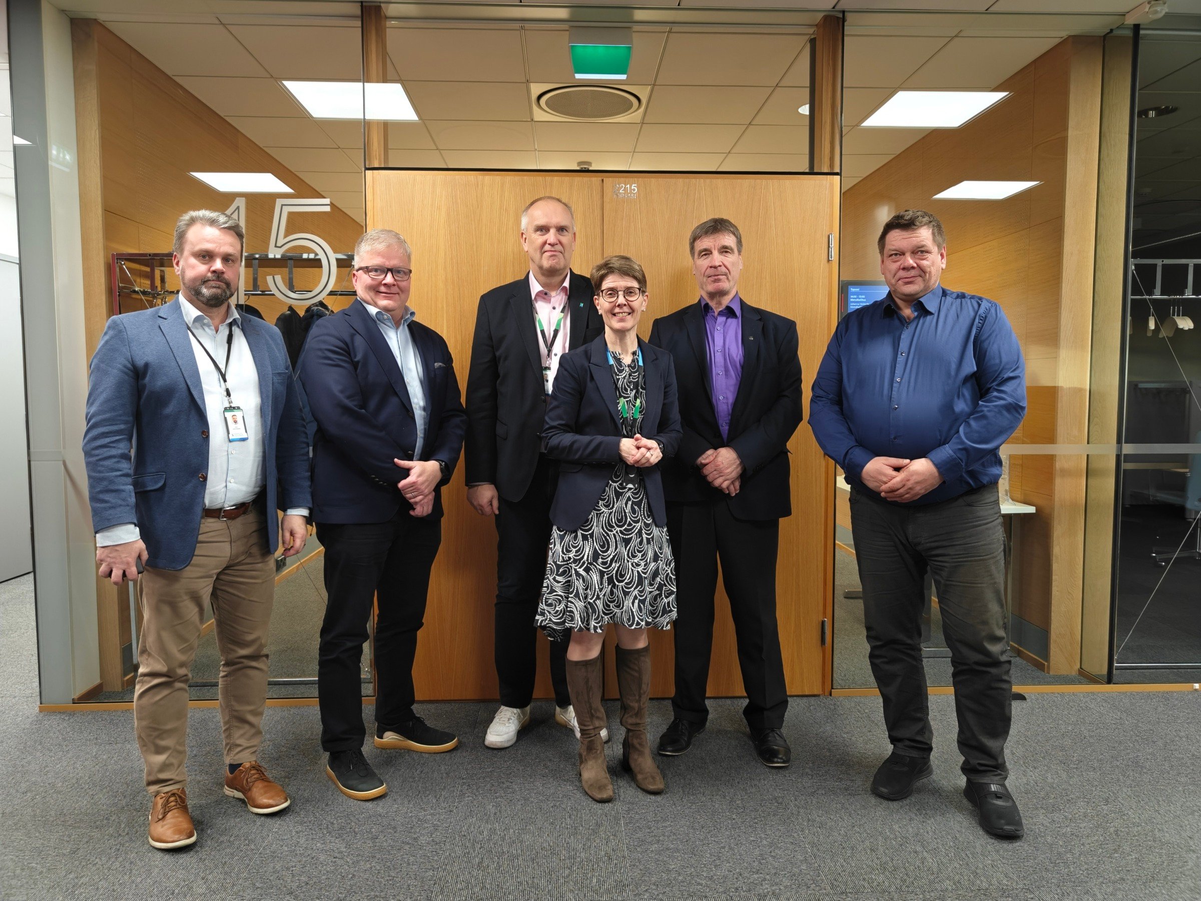 Yhteiskuva Inarin kunnan, Saamelaiskäräjien ja Metsähallituksen tapaamisesta.