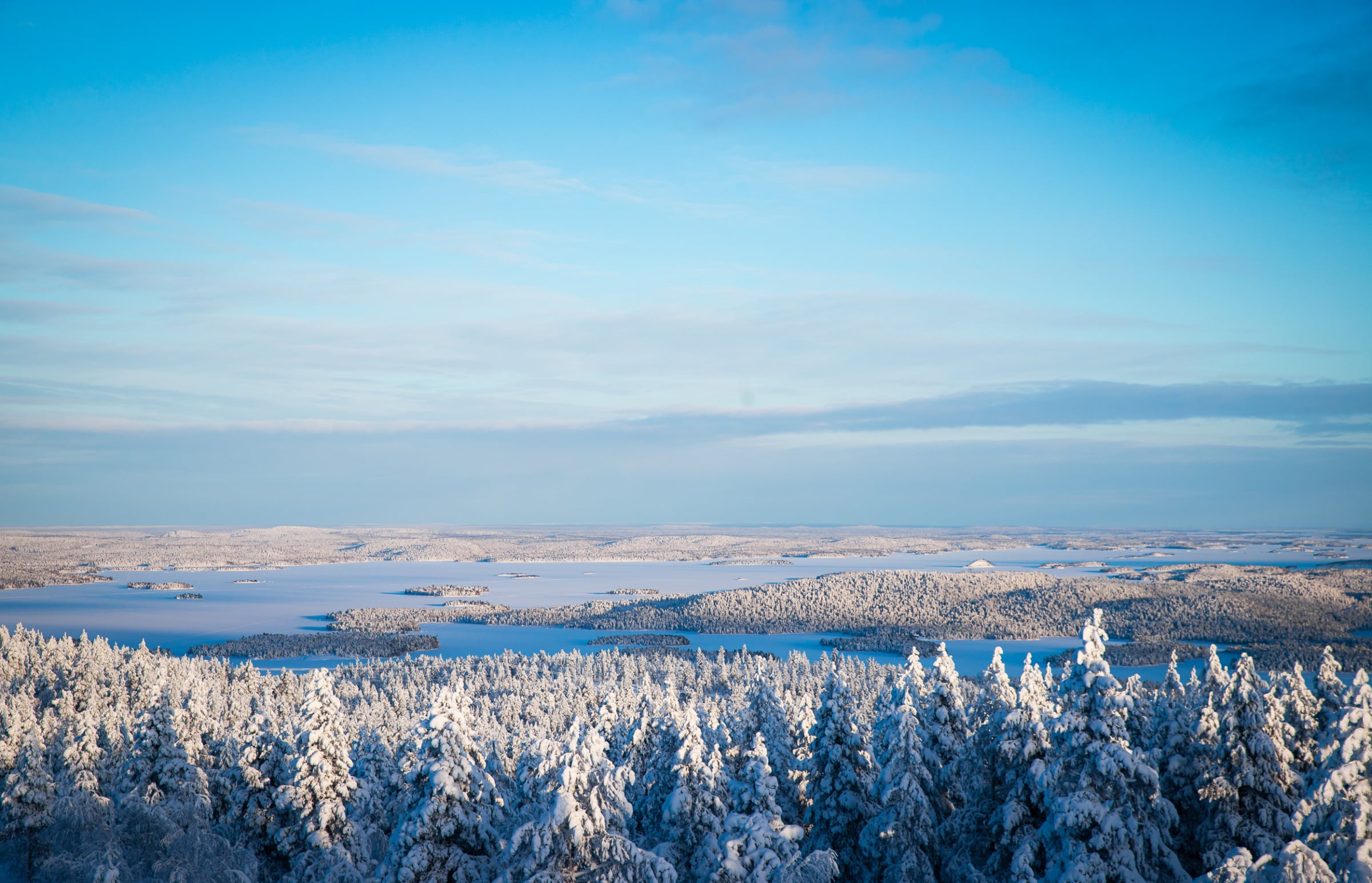 Ilmakuva Inarijärvestä talvella.