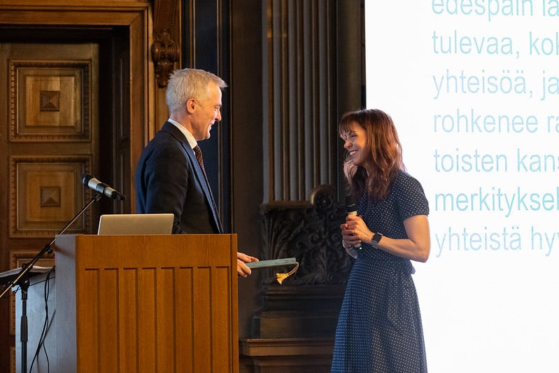 Neuvottelukunnan puheenjohtaja luovuttaa raportin opetusministerille. Kuva: OKM / Elviira Säkkinen