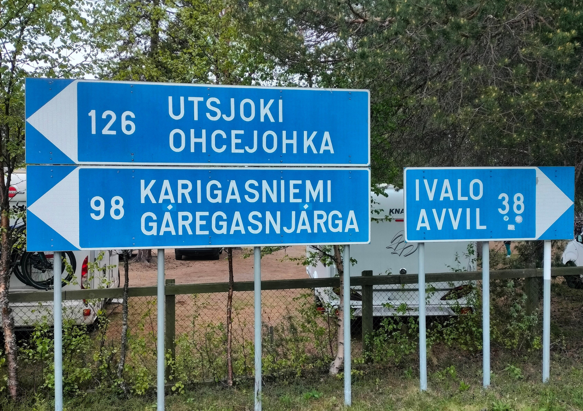 Kuva liikennemerkeistä, joissa teksti on suomeksi ja pohjoissaameksi.