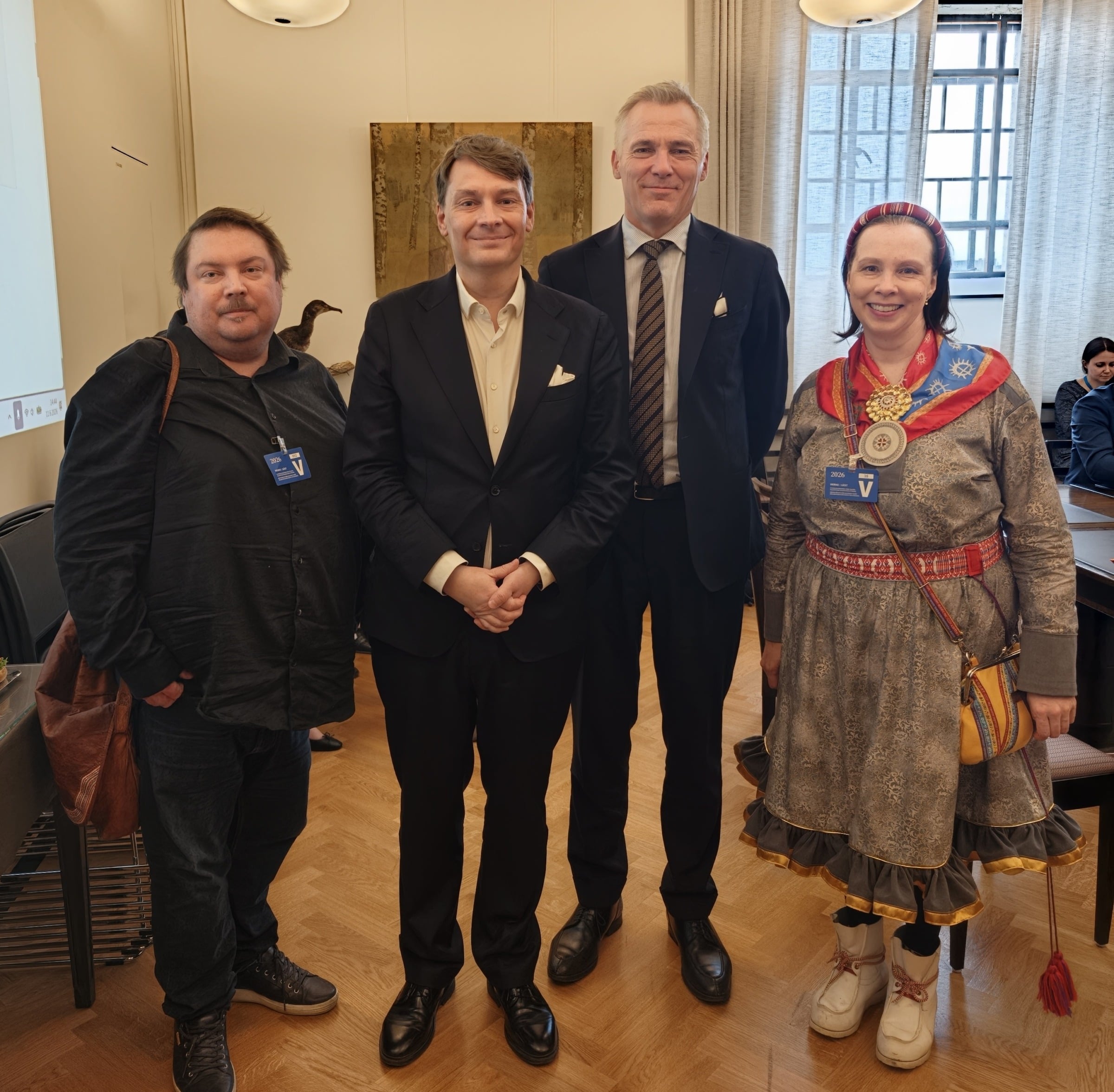 Ruotsalaisen eduskuntaryhmän ryhmäkokouksessa, vasemmalta: Saamelaiskäräjien II varapuheenjohtaja Tuomas Aslak Juuso, eduskuntaryhmän puheenjohtaja Otto Andersson, opetusministeri ja puolueen puheenjohtaja Anders Adlercreutz ja Saamelaiskäräjien puheenjohtaja Pirita Näkkäläjärvi. Kuva: Niina Siivikko.
