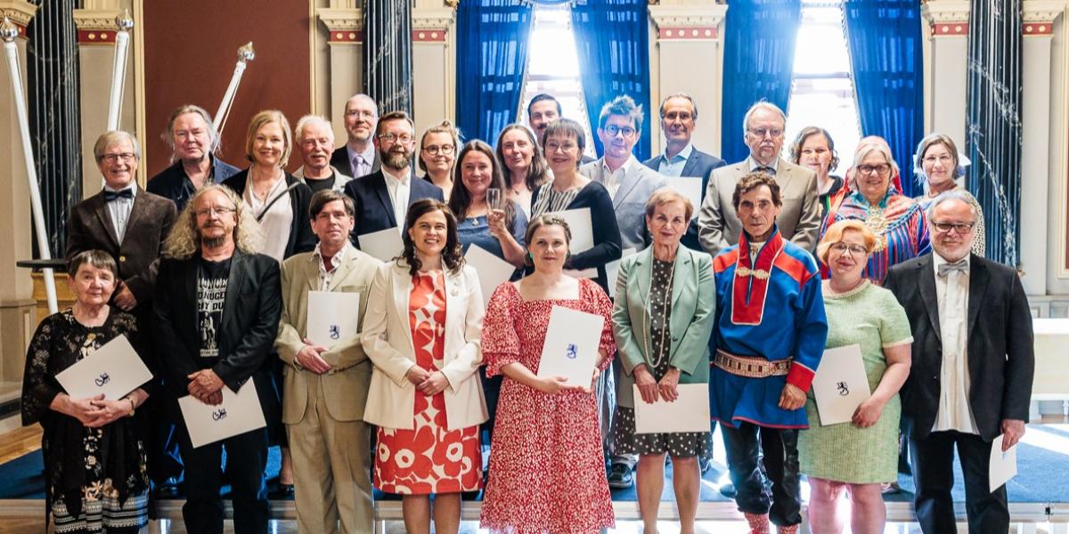 Kuva: Tiedonjulkistamisen valtionpalkinnon 2026 saajat yhteiskuvassa tiede- ja kulttuuriministeri Mari-Leena Talvitien kanssa. Mika Wallineva.